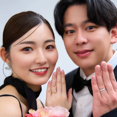ブシュロンのリングを着用した夫婦写真