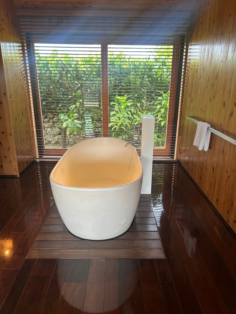 客室中央にある大きな白いバスタブ