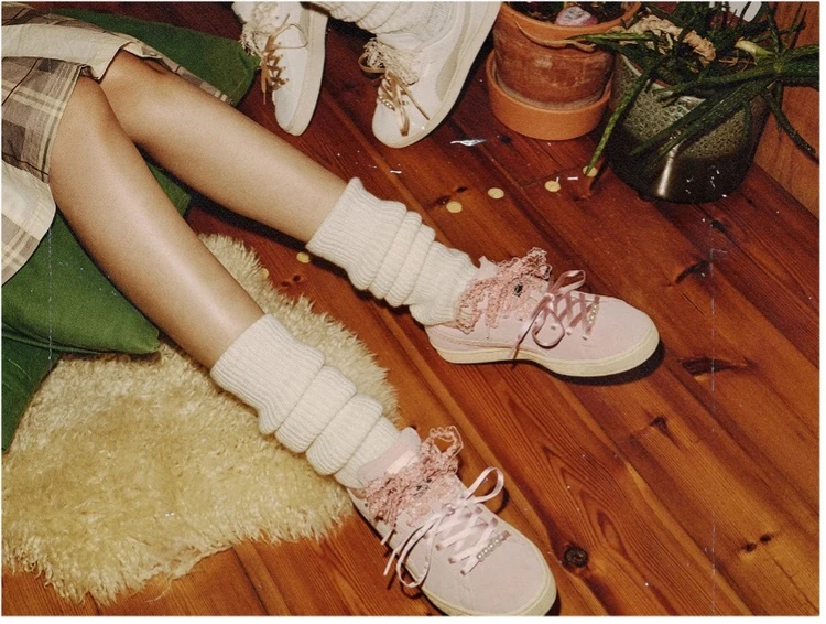 ウィメンズ向けの新モデル「SUEDE BLOOM」が発売