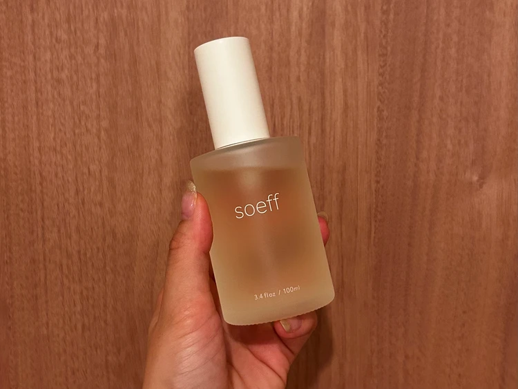 愛用しているsoeff（ソフ）の「セントオイル」のボトルを、手に持っている様子