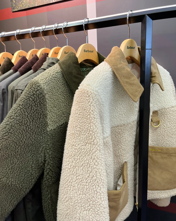 バブアー　2025秋冬　フリースコート　ベージュ　カーキ