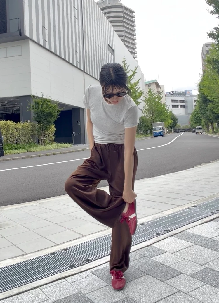 GU コーデ 夏 2025 スニーカー パンツ 大人カジュアル