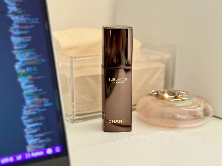 オフィスのデスクで乾燥対策に使うミスト美容液