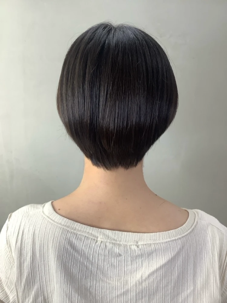 ショートヘアの女性 ショートヘアの後ろ姿 after イメチェン後 コンパクトショートヘア 骨格ウェーブショートヘア 骨格ウェーブ髪型 アラサーのショートヘア アラサー女子髪型 30代ショートヘア 30代髪型 夏におすすめの髪型