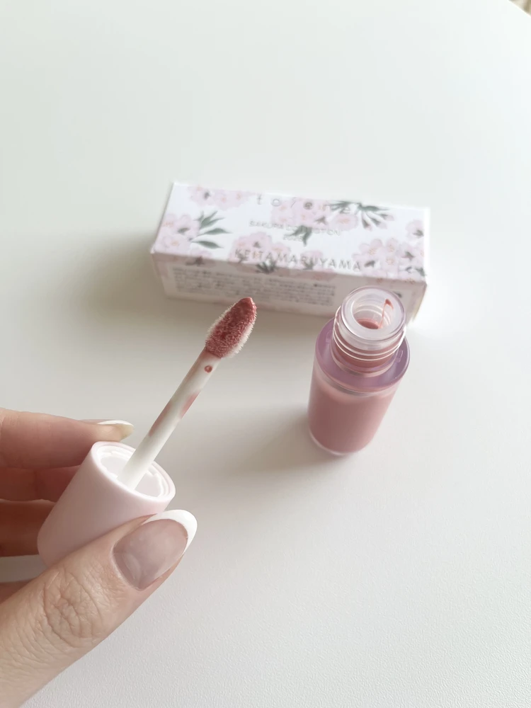 発色、立体感、潤いを1本で叶える！to/one（トーン）ペタル ブルーミング グロス #おすすめリップ_2