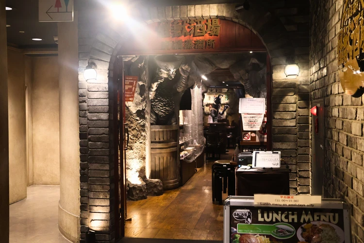 【新橋】潜入！地球人なら行きたい!?「怪獣酒場」が意外と本格グルメで虜に。【ランチも】_3_2