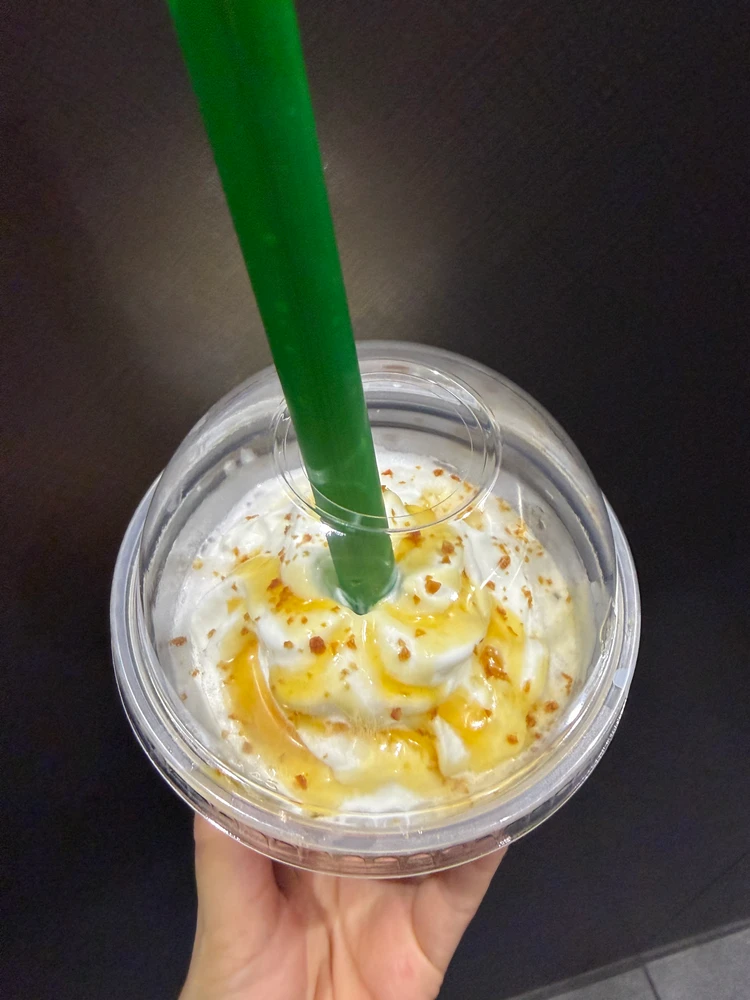 フラペチーノの上にトッピングされた焼き芋風味のチップ