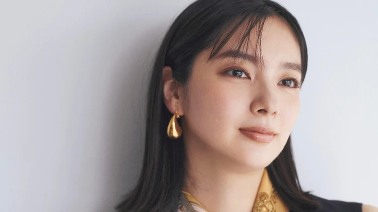 【最新スカーフアレンジ】ネクタイ巻きで華やぎとすっきりを両立【BAILA今日のコーデ】