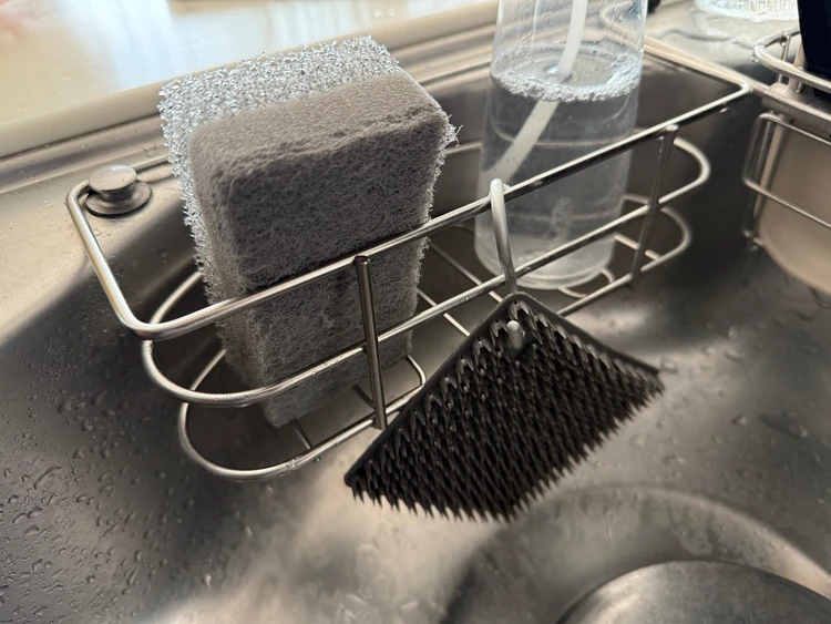 シンクに馴染むグレーカラーのスポンジで生活感なし！