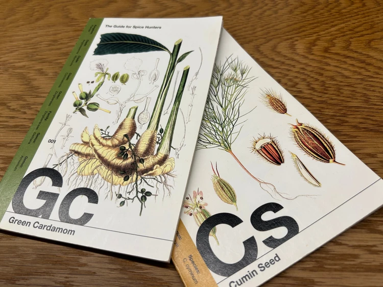 Spicier｜神楽坂の隠れ家カフェ｜スパイス好き必見！店主こだわりのチャイとインドカレーパンを素敵な空間で。_7