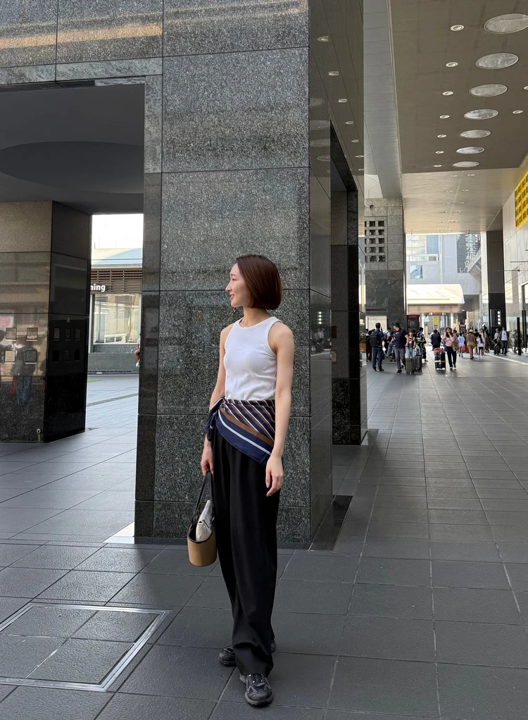 サロモン黒スニーカーでつくる秋の休日コーデ🍂残暑を乗り切る大人カジュアル4選_6