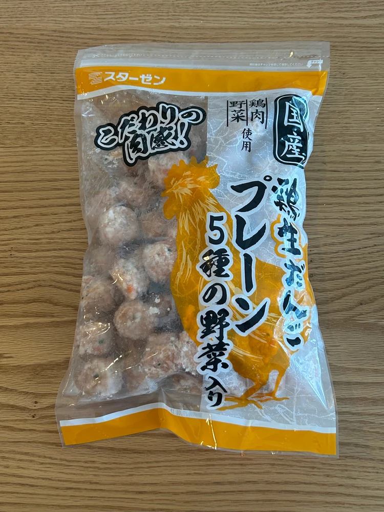 コストコの「鶏生団子 プレーン五種の野菜入り」の大きな黒いトレーパッケージの写真。