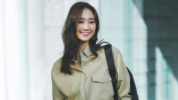 【シャツコーデ】シックなベージュがオフィスでの好印象を約束【BAILA今日のコーデ】