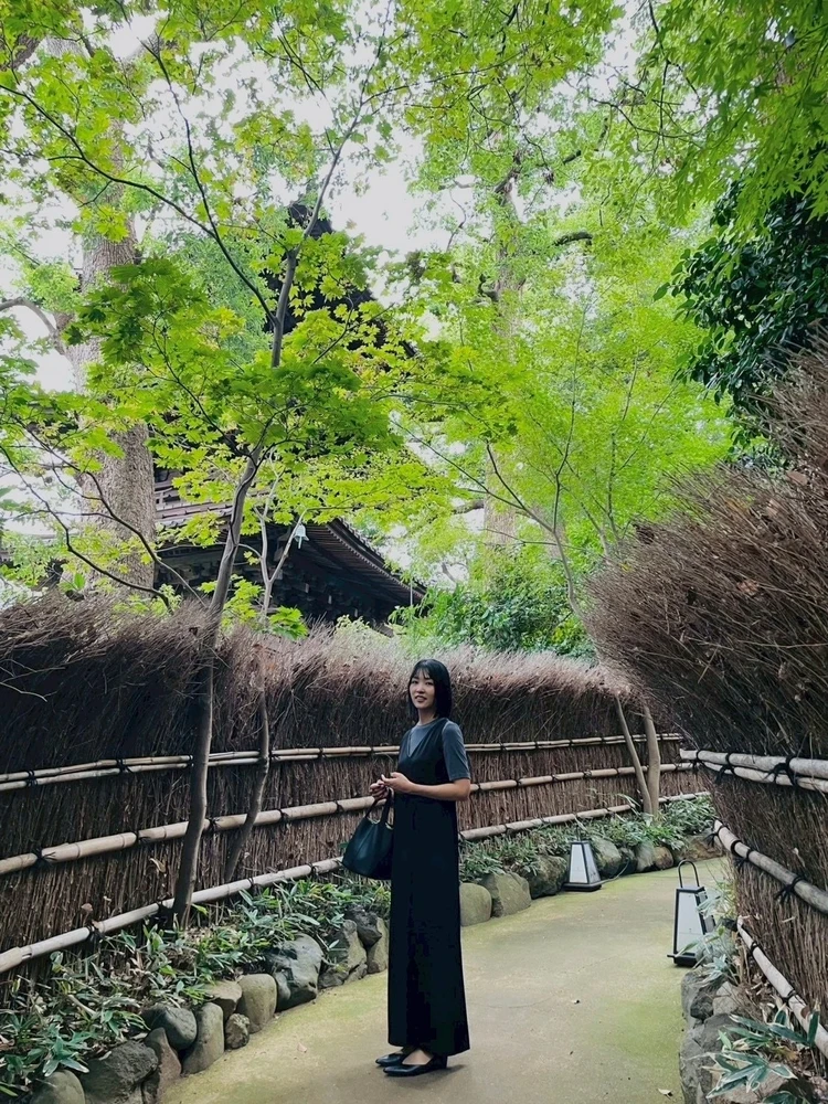 三重塔の前でフォトジェニックな写真