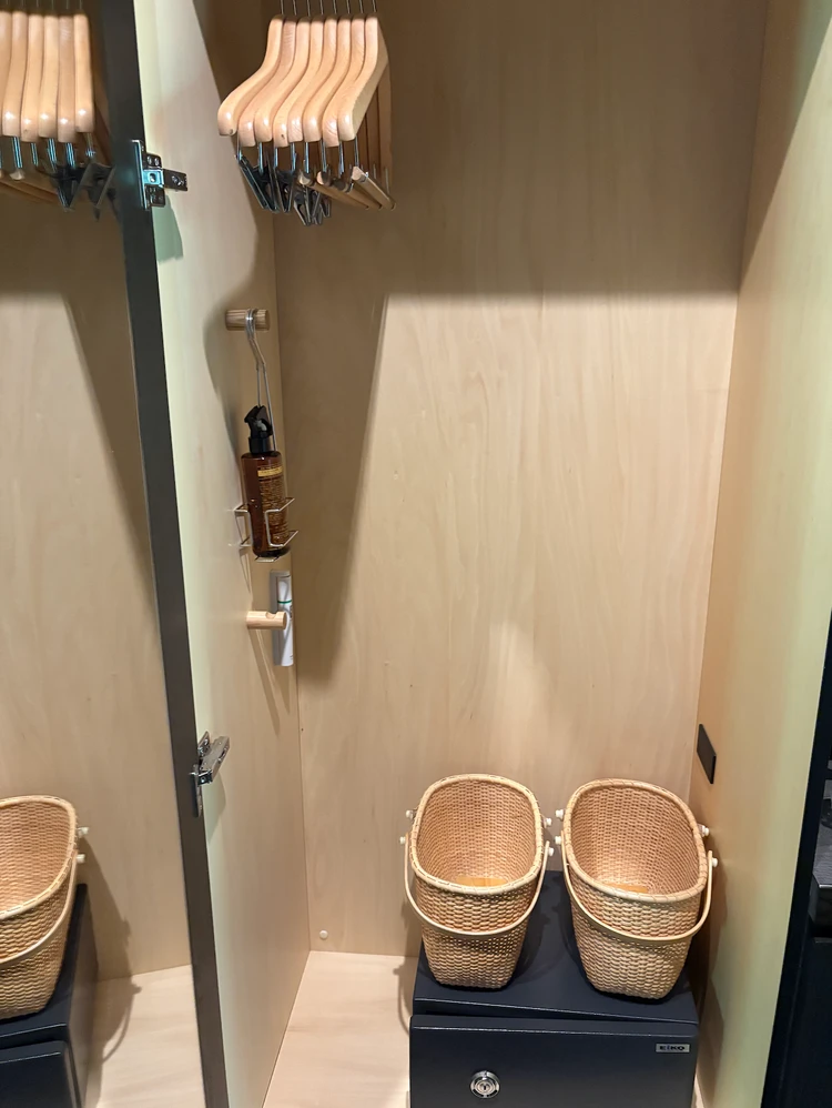 お風呂に持って行けるカゴが置いてあります