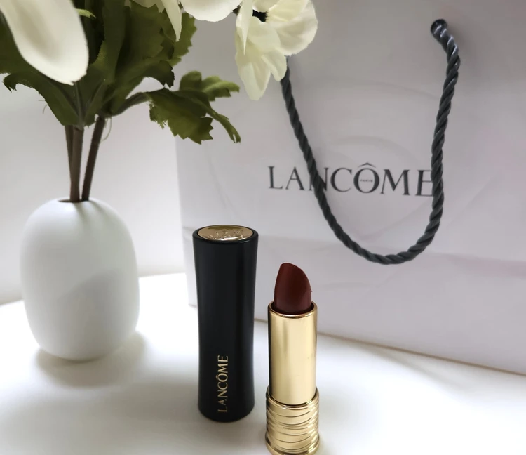 「ランコム ラプソリュ ルージュ クリーム 118 フレンチクール」を塗った唇のアップ。ブラウンニュアンスの絶妙なカラーが上品な印象に。