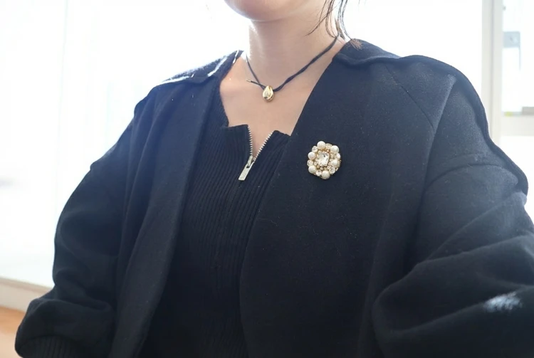 【30代の冬コーデ】ブローチで遊びたい!ジャケット/コートのマンネリ解消するシンプルから重ね付けまで3選_1