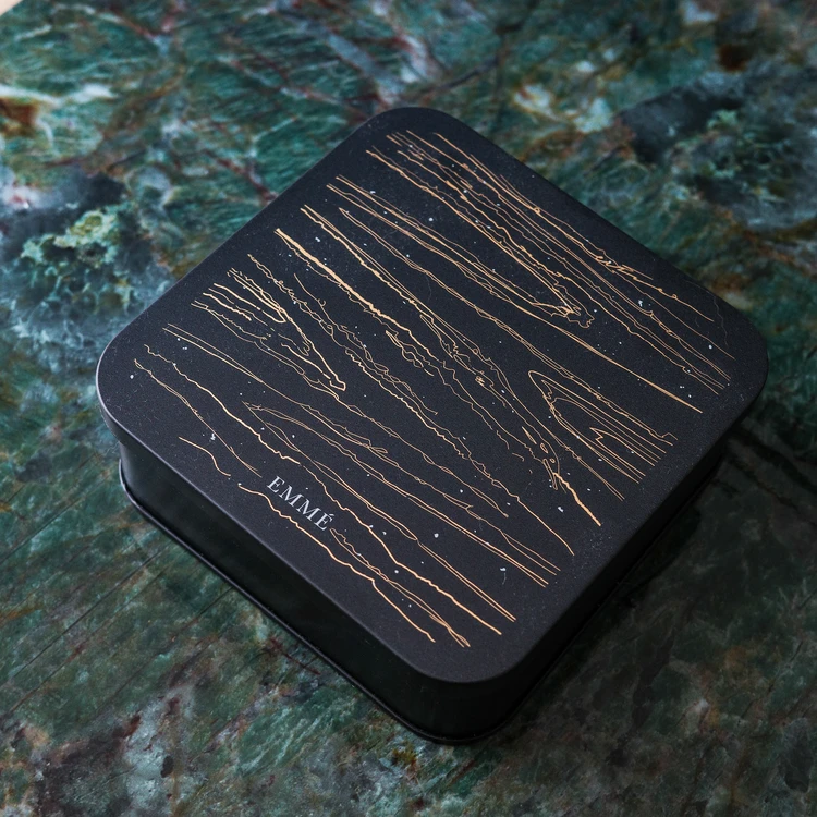 EMMÉ(エンメ)のクッキー缶「Régal(レガル)」のおしゃれなビジュアル