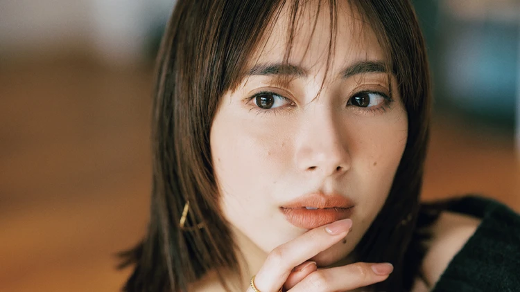 【大人の肌見せ服】「イタくならない」ためにはどうすればいい?スタイリストとヘア&メイクがアドバイス