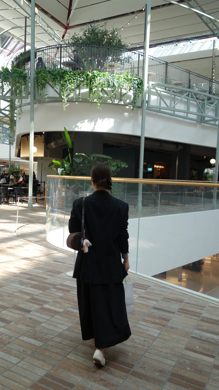 韓国・汝矣島(ヨイド)にある百貨店ザ・ヒョンデ・ソウルでボーダーと黒いスカートを履いた30代女子のコーディネート