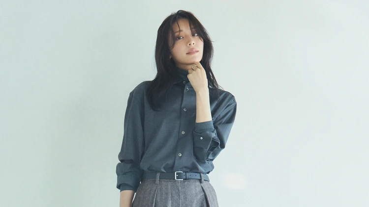 【グレーワントーンコーデ】ヘリンボーン柄のパンツが大人の風格を添えて【BAILA今日のコーデ】