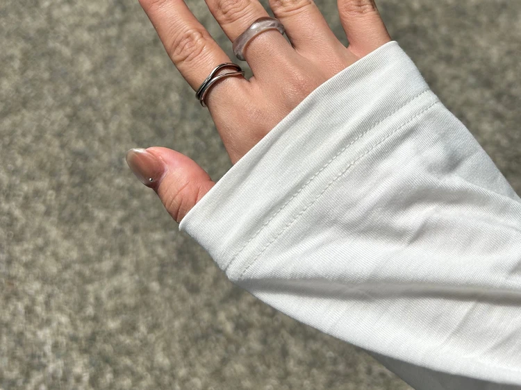 UNIQLO UのスーピマコットンTの生地感やディテールを手元で見せたアップ写真