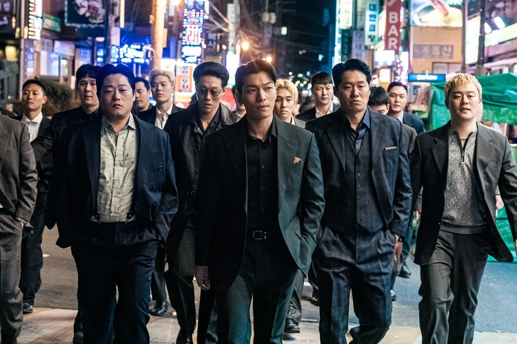 最悪の悪 多くの手下を引き連れて歩くギチョル(ウィ・ハジュン)