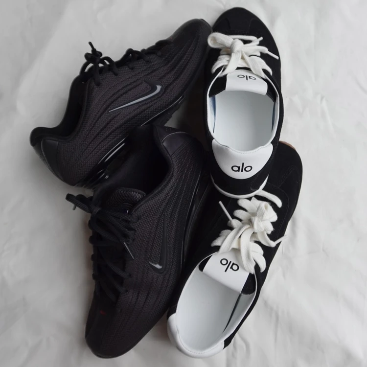 NIKEのスニーカーとaloのスニーカー