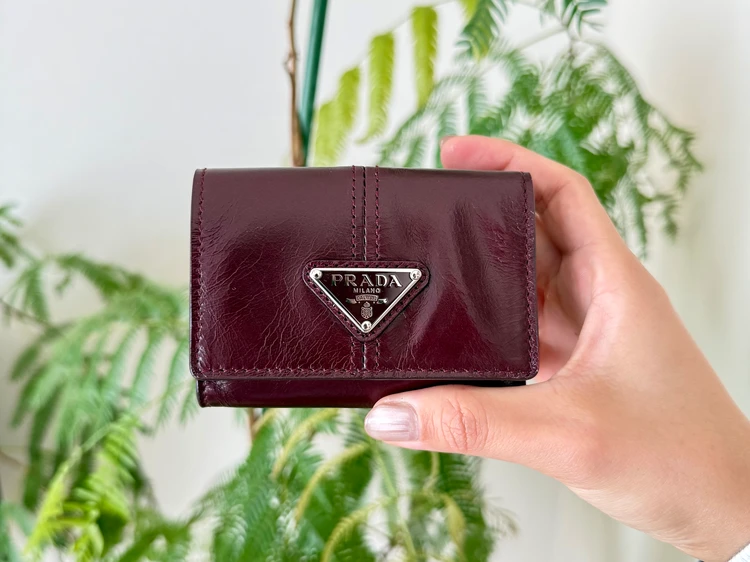 PRADA レザー財布 ロゴ アップ バーガンディ 高級感 質感