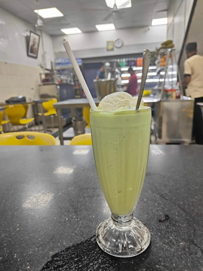 コロンボ　朝ごはん　ローカル　アボカドスムージー