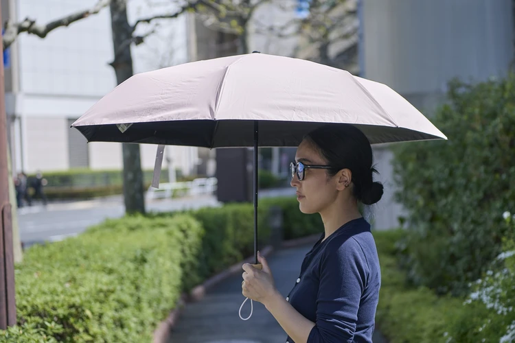 【UNIQLO（ユニクロ）】2026新作日傘「UVカットコンパクトアンブレラ/遮熱」をレビュー！UVカット率・遮光率、軽さや使い勝手は？