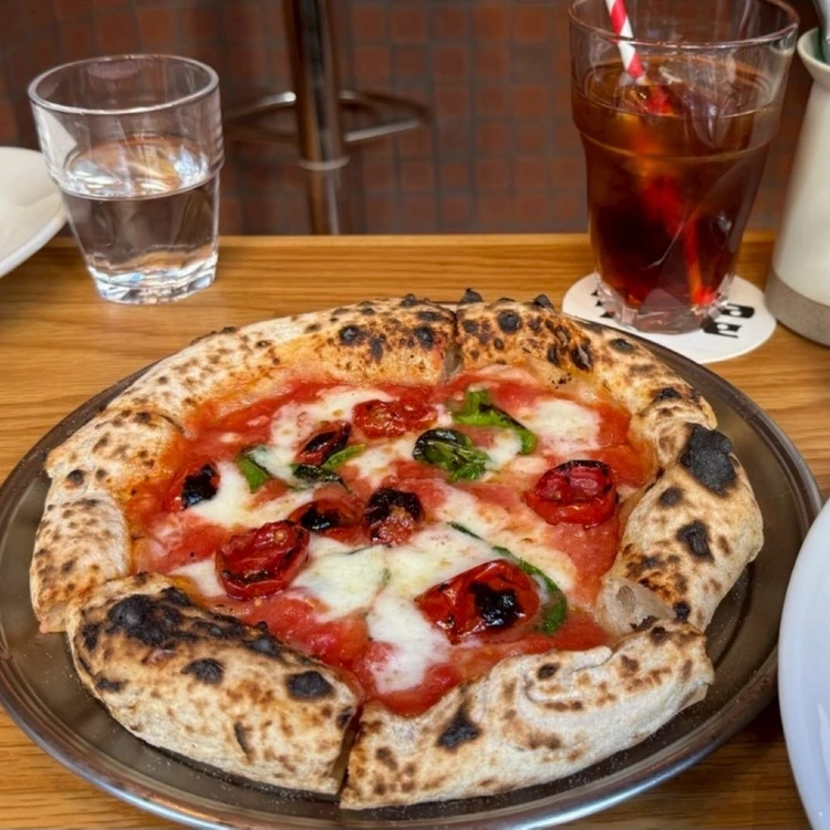 PIZZA Tane トマト&モッツアレラピザのアップ