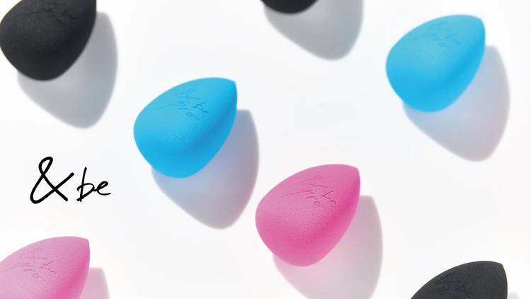 【＆be】人気メイクスポンジに新色。気分の上がるビビッドカラーで朝のメイクが楽しく！