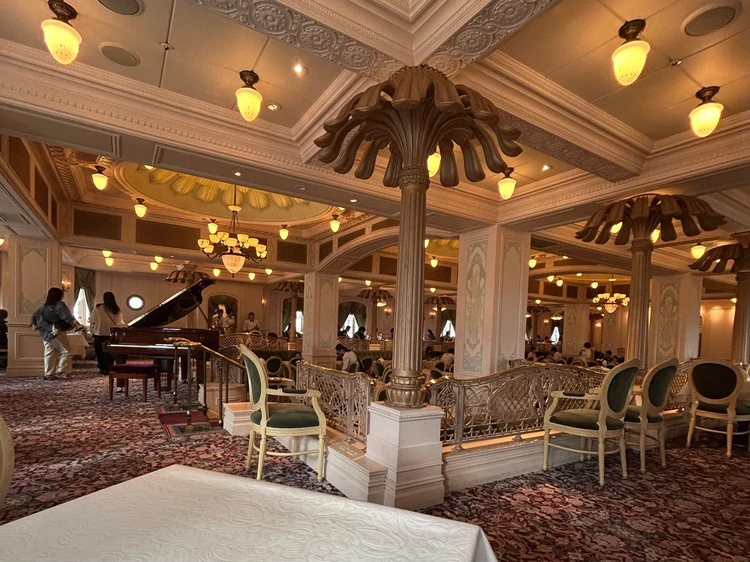 S.S.コロンビア・ダイニングルームの室内の様子。