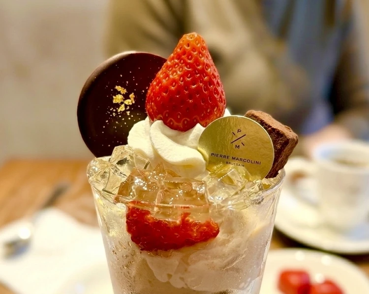 銀座のピエールマルコリーニで提供されている、真っ赤ないちごがたっぷりの期間限定「パフェ オ フレーズ ＆ シャンパーニュ」の全体像。