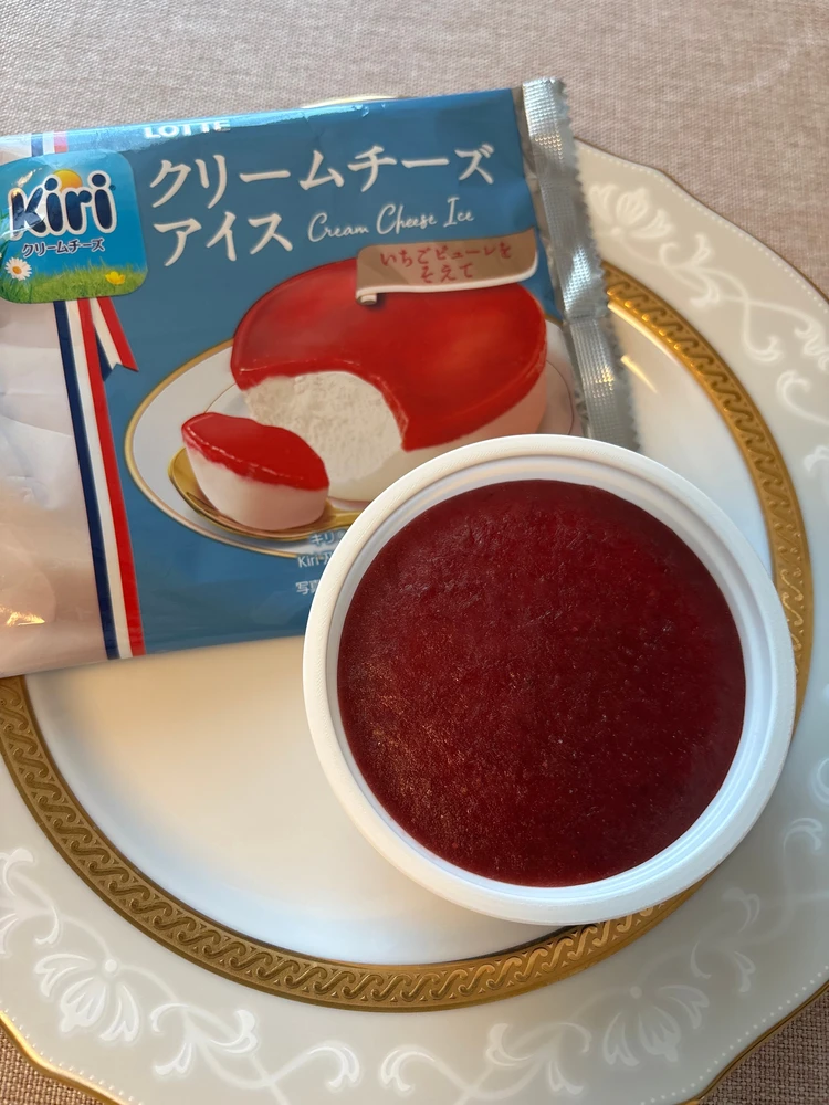 【ファミマ数量限定】Kiriクリームチーズアイスいちごピューレを添えて❤️#BAILAアイス部_2