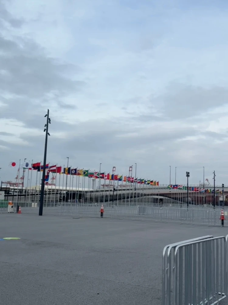 各国の国旗が並んでいます。