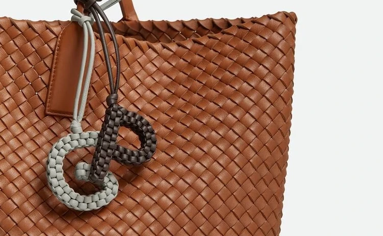【BOTTEGA VENETA（ボッテガ・ヴェネタ）】のアルファベット チャームで楽しむ〝私らしさ〞
