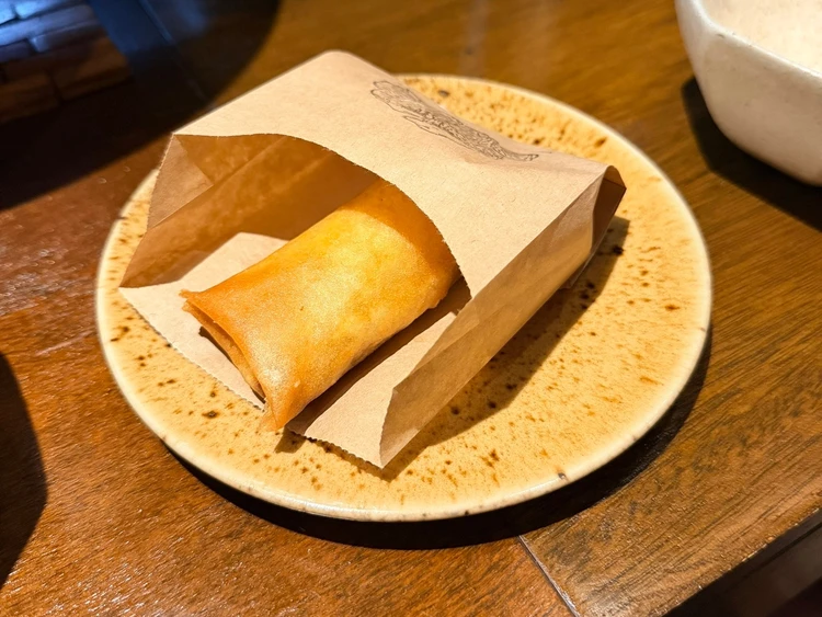 濃厚ポルチーニクリーム入りの熱々揚げ春巻き