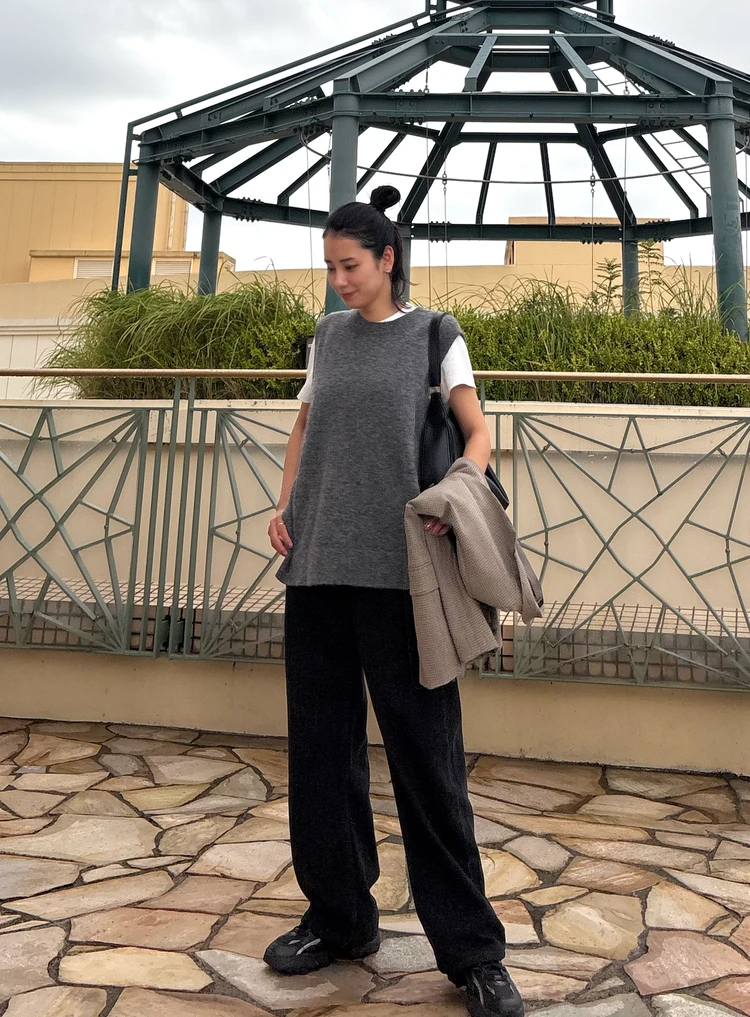 ジャケットを手に持ったスニーカーコーデ