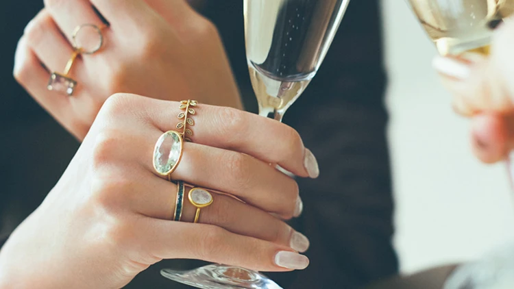 仕事から退勤後のイベントにスイッチ！華やかさを簡単に手に入れるアクセサリーの足し方・使い方