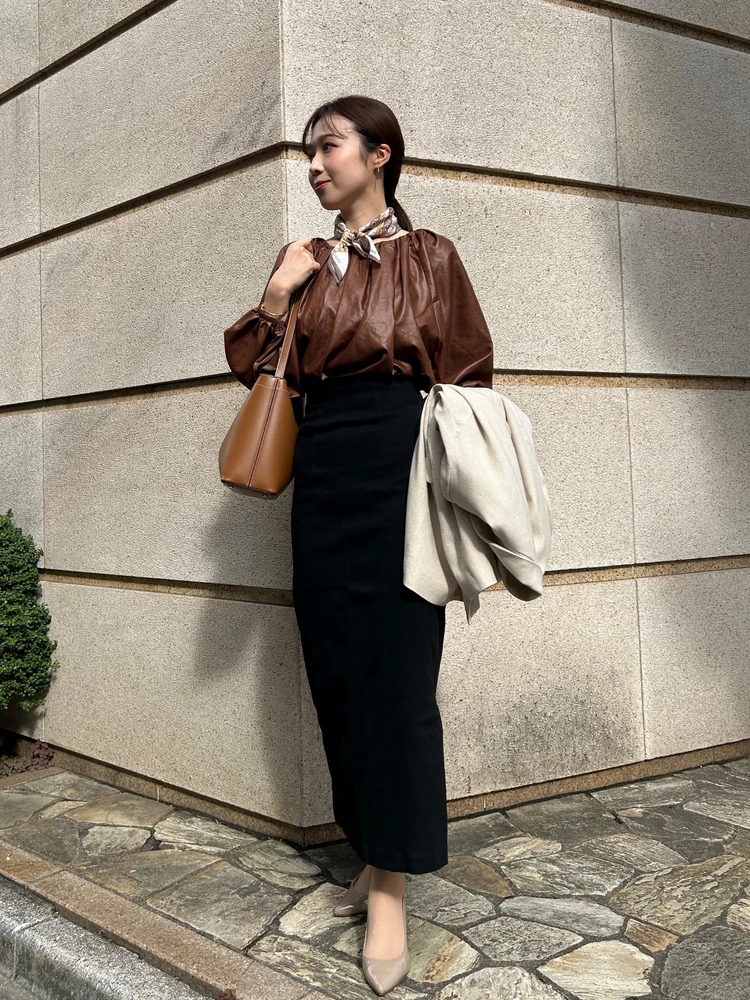 BIANCA レザー見えバルーントップス タイトスカートを合わせた通勤向けきれいめオフィスコーデ
