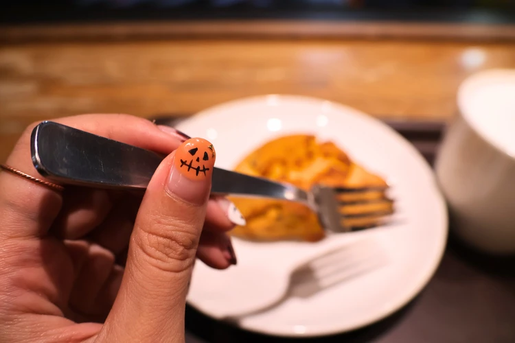 【2025年秋】変形フレンチで楽しむハロウィンネイル【かぼちゃオバケ】_4