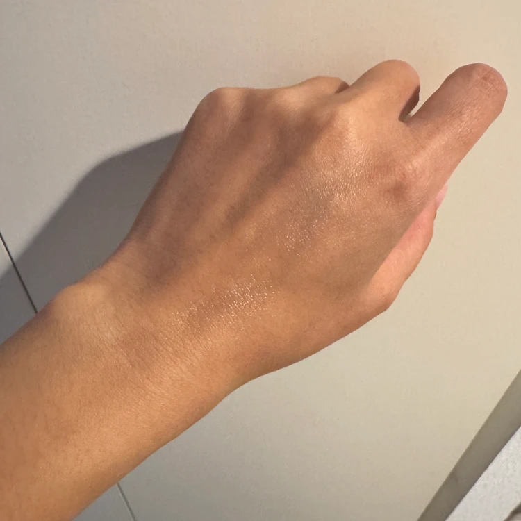 ミストを吹き付けた手の甲