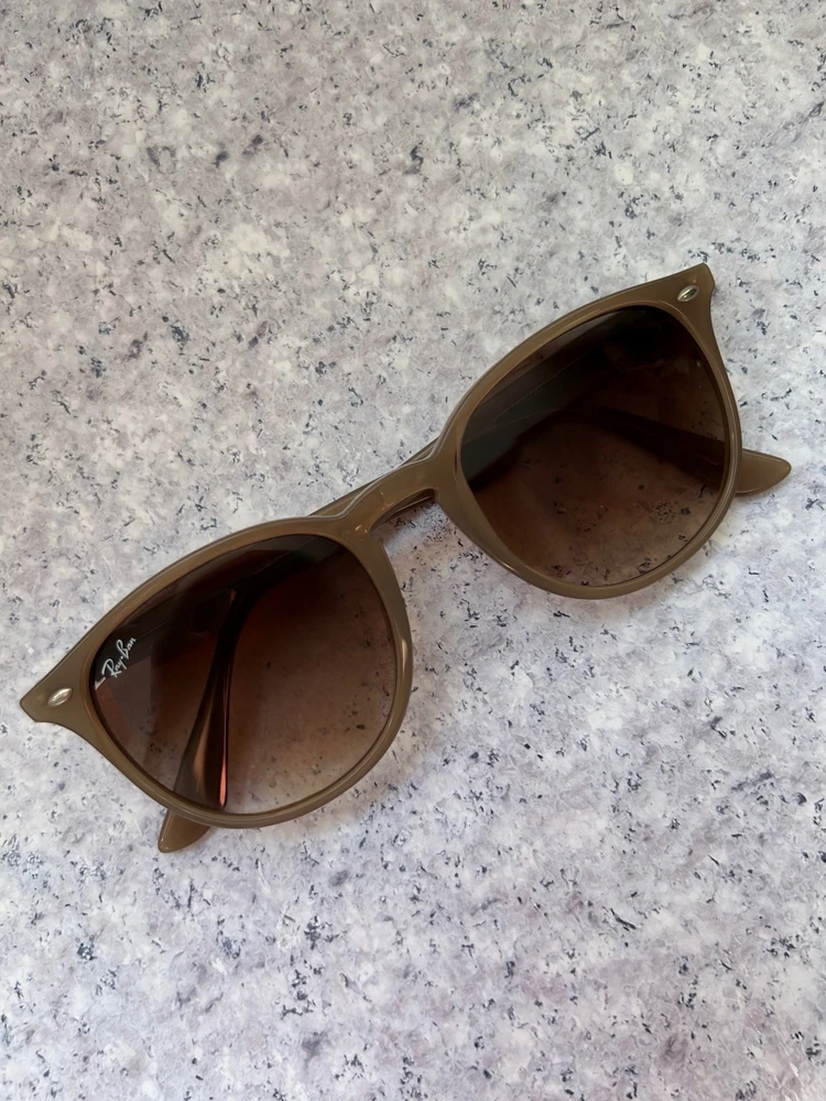 Ray-Ban RB4259 サングラス ベージュ 愛用サングラス】Ray‑Ban RB4259 機能性抜群でこなれ感も叶う