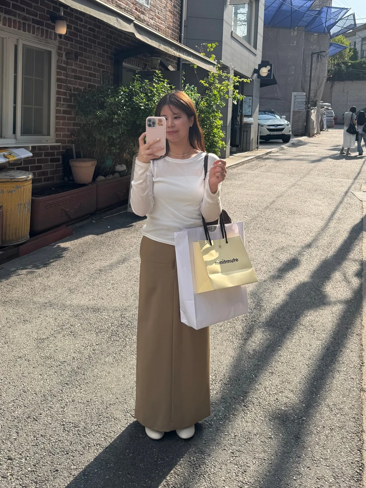 韓国・麻浦区(マポク)の気温16℃の中、春らしくスカートとコーデュロイのジャケットを合わせたコーディネート