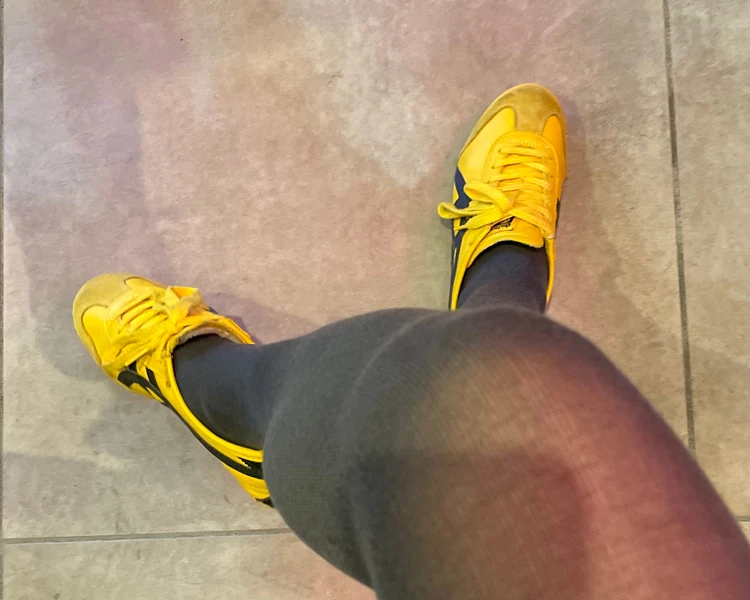 海外SNAPで人気！オニツカタイガーが大人モノトーンに効く#スニーカー部_7