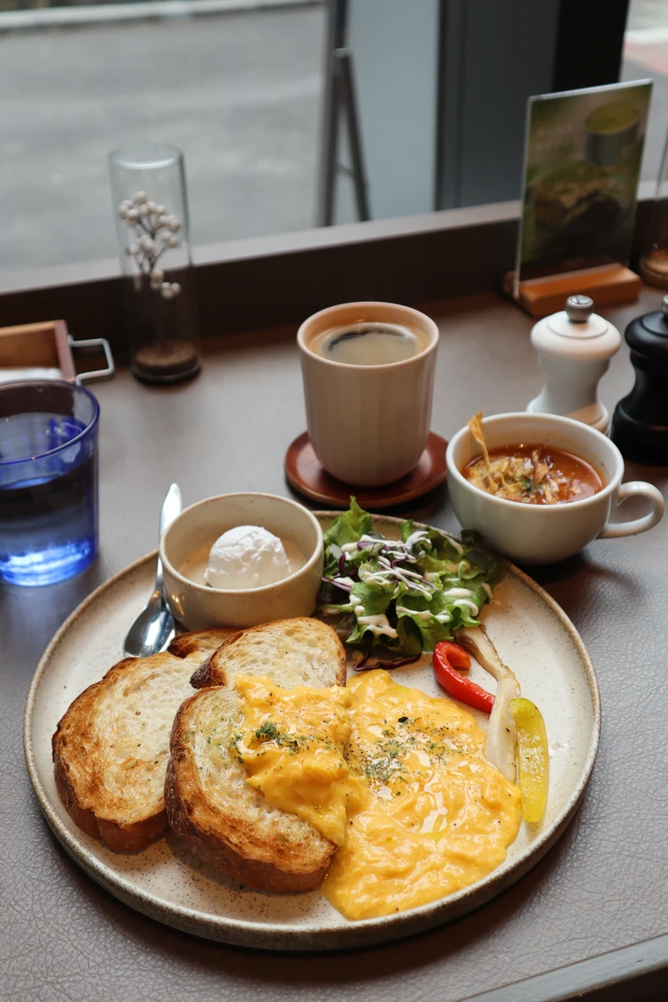東京　日本橋　SiKiTO CAFE　シキト　カフェ　駅近　電源　WiFi　完備　コンセント　作業　朝活　モーニング　おすすめ　エッグスユアウェイ　