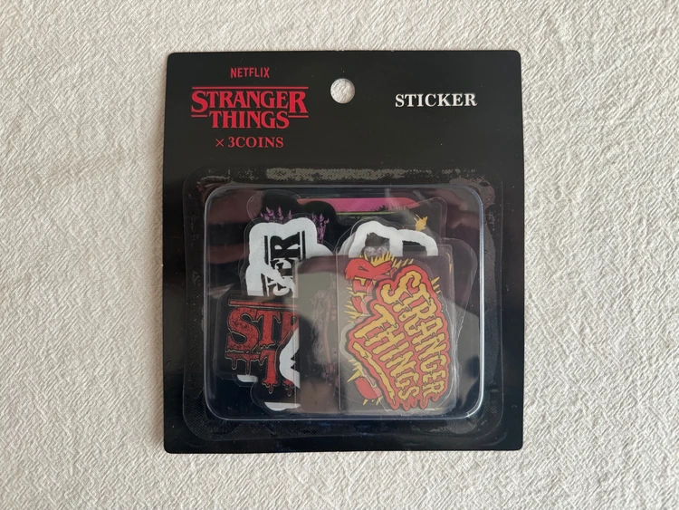 ストレンジャーシングス×スリーコインズ ステッカーセットのパッケージ