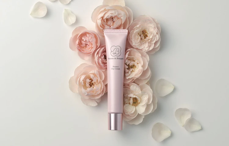 花の上に乗せた「プロテクトデイクリーム」